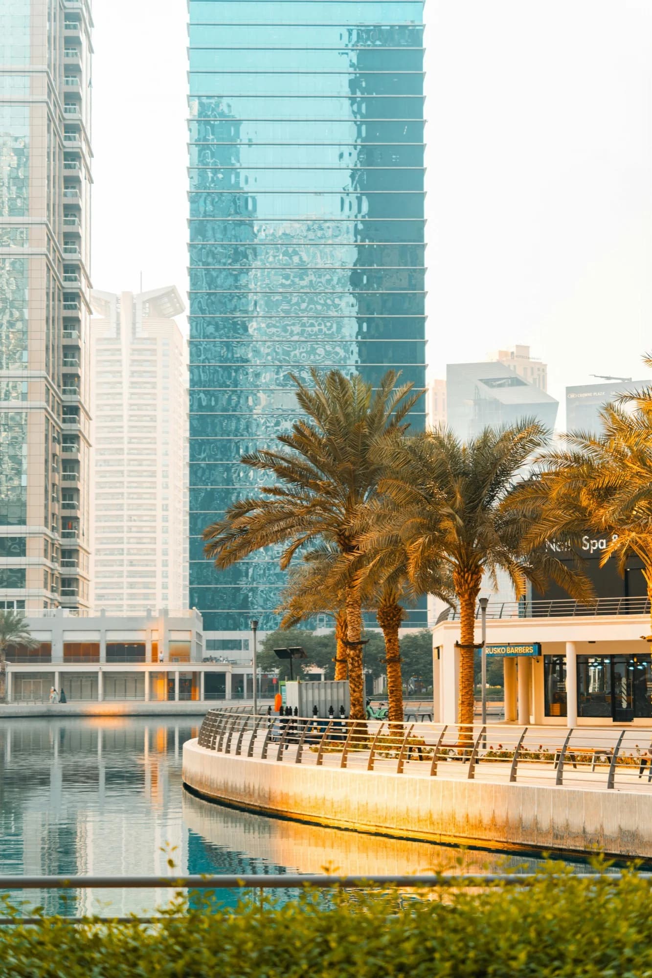 Reliable mobile data in United Arab Emirates with HelloRoam eSIM plans for international travelers