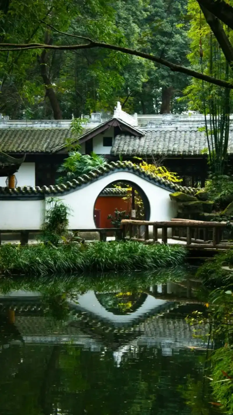 Travel data for Chengdu China with HelloRoam eSIM coverage and fast mobile internet