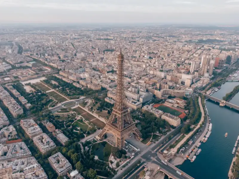 Travel data for Paris France with HelloRoam eSIM coverage and fast mobile internet