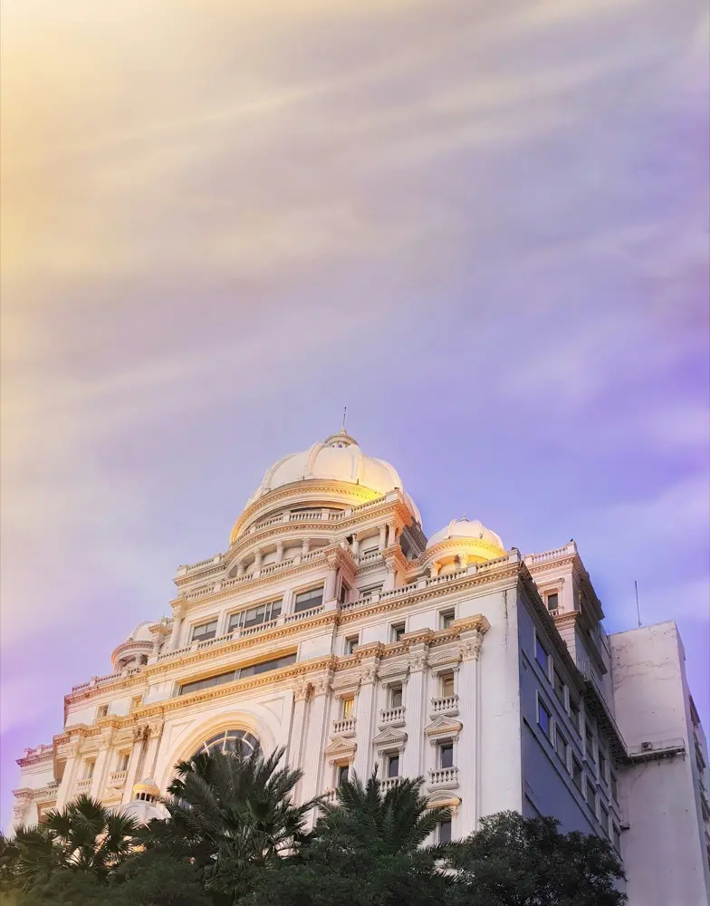 Surabaya Indonesia mobile data coverage for travelers provided by HelloRoam eSIM service