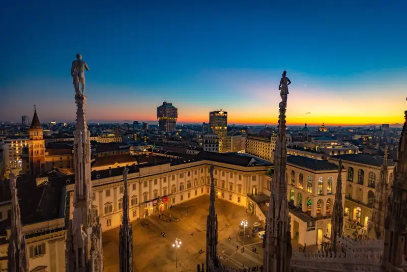 Travel data for Milan Italy with HelloRoam eSIM coverage and fast mobile internet