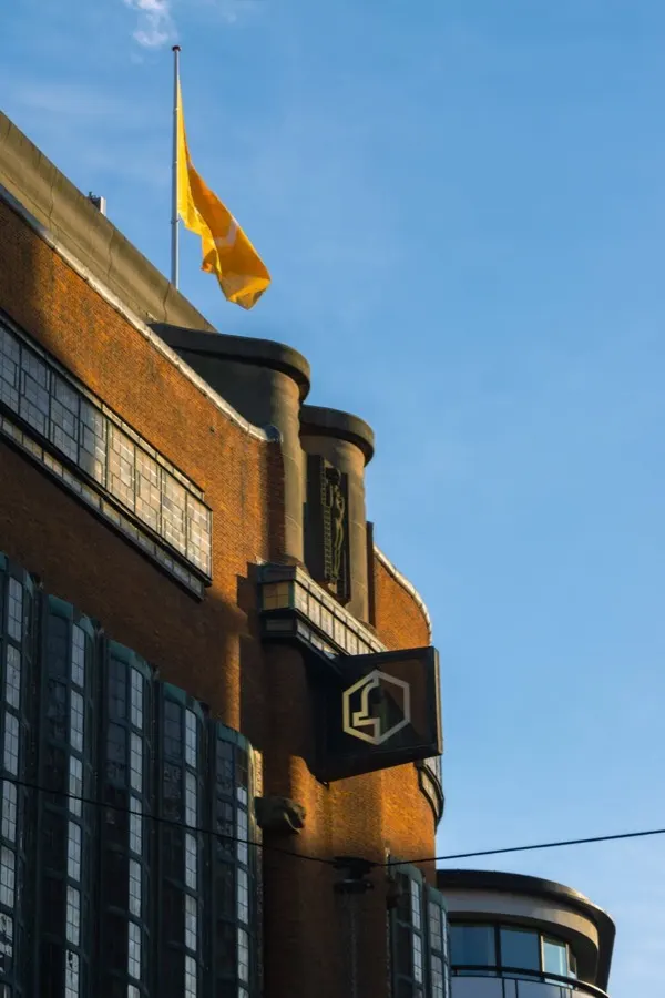eSIM Den Haag Nederland - het Binnenhof met de Ridderzaal weerspiegeld in het Hofvijver