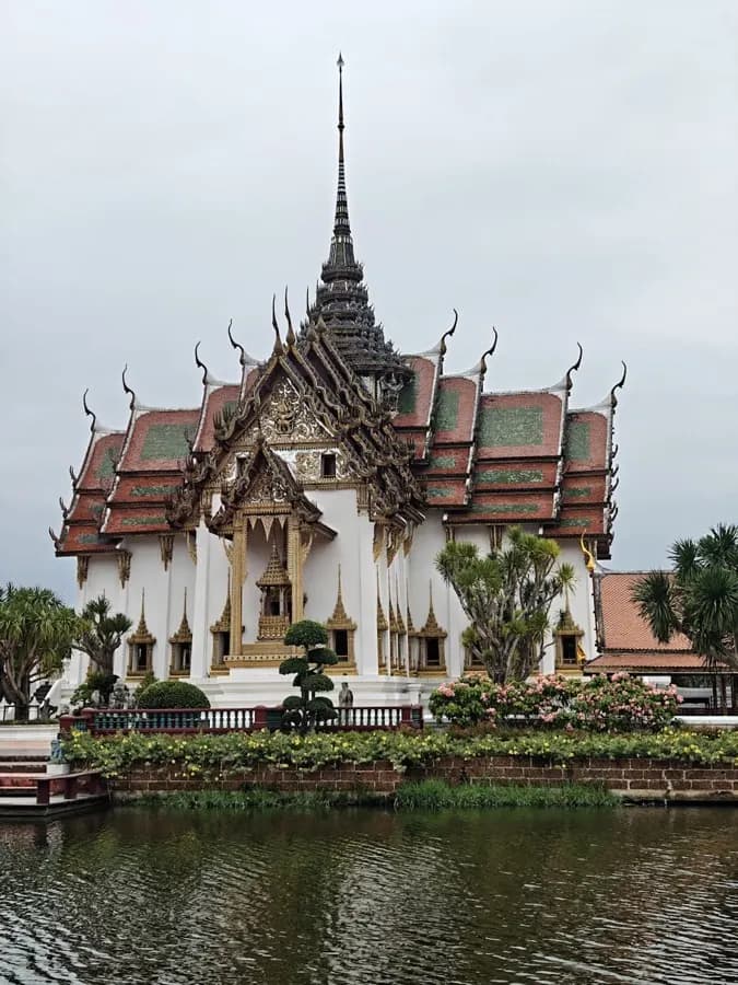 eSIM Bang Kapi Bangkok - busy eastern Bangkok district road with shopping malls and local market stalls