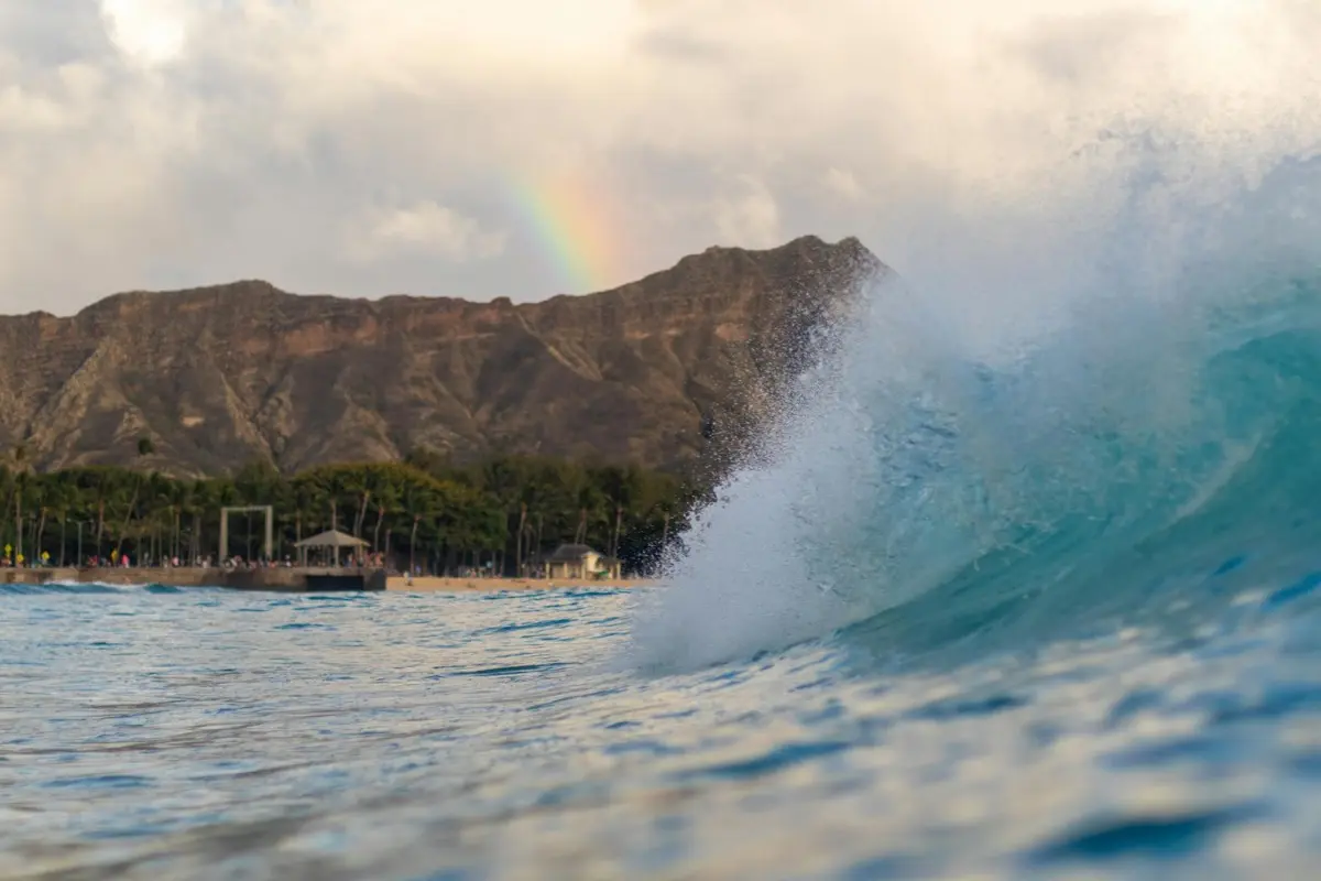 HelloRoam travel eSIM providing mobile data coverage in Hawaii across United States
