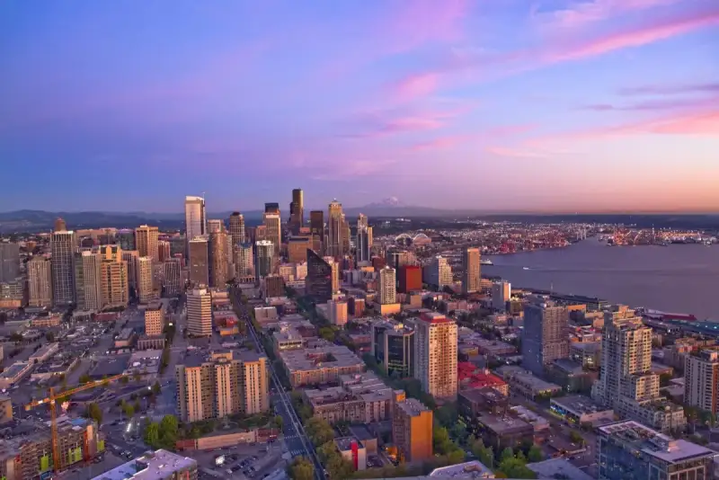 Stay connected in Seattle United States with a HelloRoam eSIM data plan for travelers