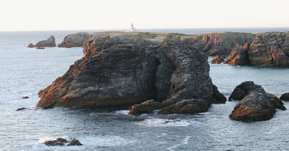 Formaciones rocosas costeras al atardecer que evocan el tiempo en Bali durante la temporada de tifones