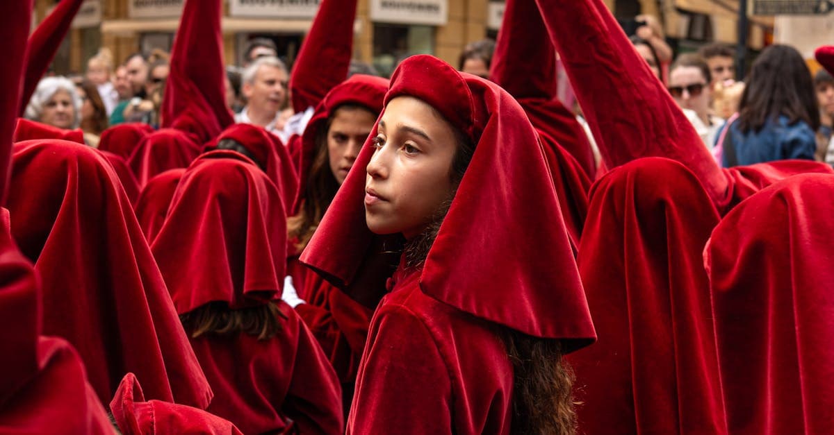 Procesión de Semana Santa en España con túnicas rojas, festividad popular entre los viajeros que visitan Bali