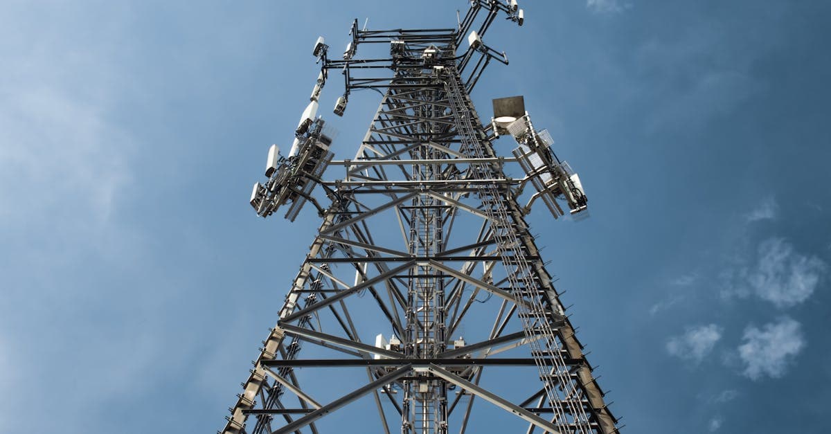 青空を背景にそびえる高い通信アンテナタワー、グローバルWiFiとイモトのWiFiの選び方と判断基準を整理