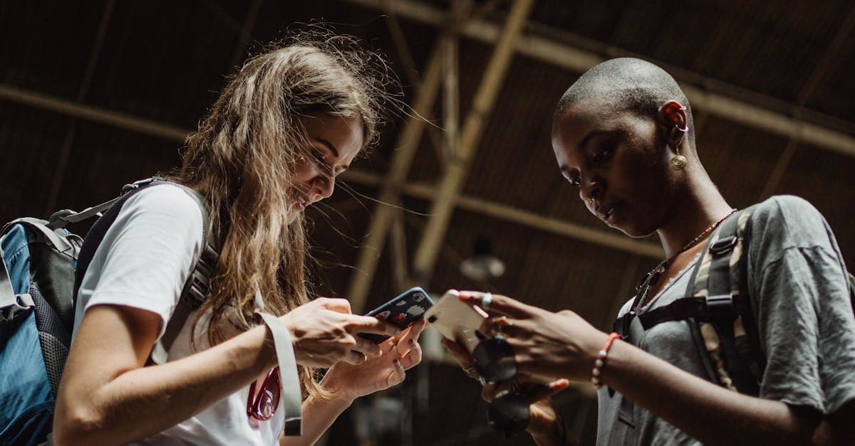 Dwie kobiety korzystające ze smartfonów w podróży — dual SIM z eSIM jak to działa w praktyce