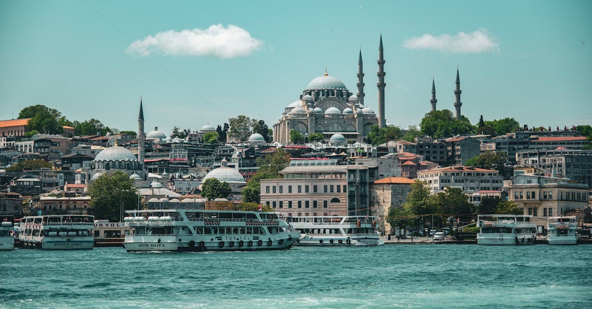 İstanbul Boğazı'nın tarihi mimarisi balkan travel yolculuğu başlayanlar için ilham kaynağı