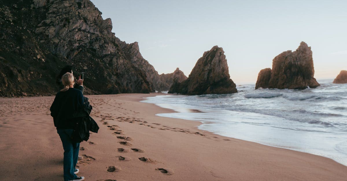 Spiaggia di Praia da Ursa con imponenti formazioni rocciose, meta extra-UE dove il roaming può sorprendere.