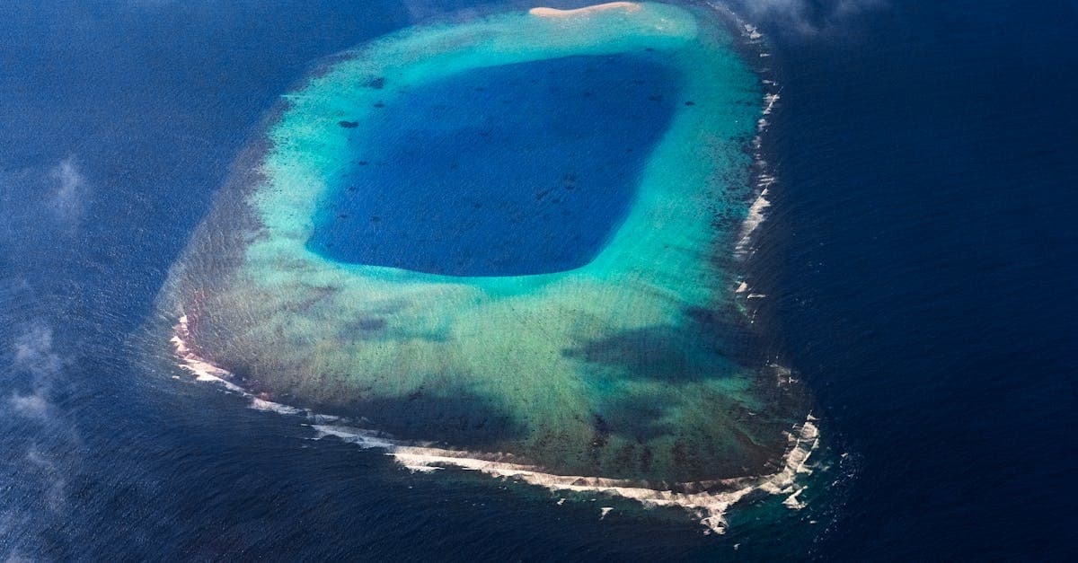 Laguna turchese delle Maldive vista dall'alto: scegli l'atollo giusto sapendo quando andare alle Maldive