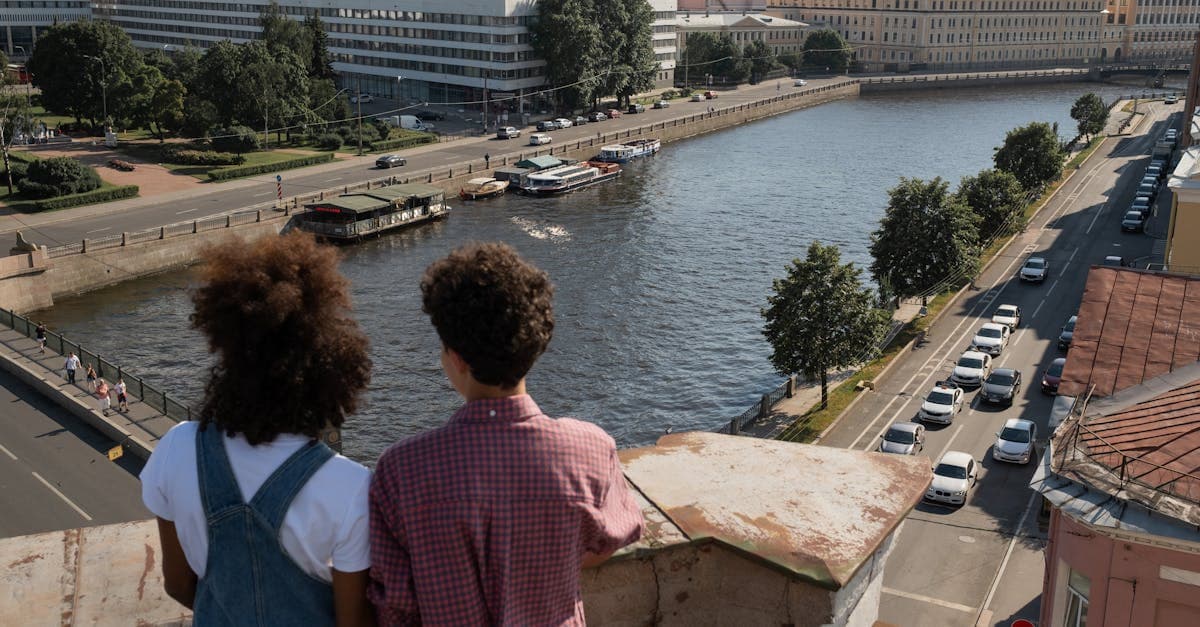 Coppia giovane con vista panoramica sulla città, pronti a richiedere la tessera sanitaria europea online