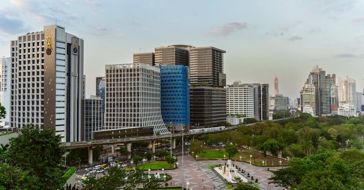 วิวทางอากาศของตึกระฟ้าและสวนสีเขียวในกรุงเทพฯ ใกล้กรมแรงงานผู้ให้ข้อมูลการทำงานต่างประเทศ