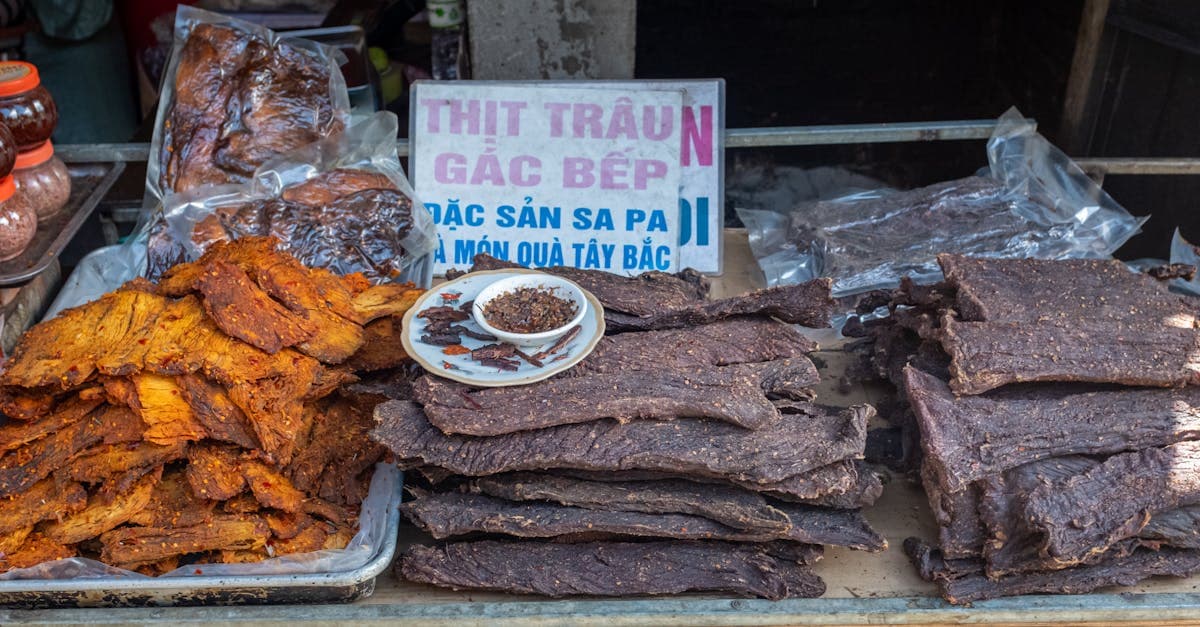 Viande de buffle séchée exposée sur un étal de marché à Sa Pa, délicatesse incontournable de la nourriture vietnam