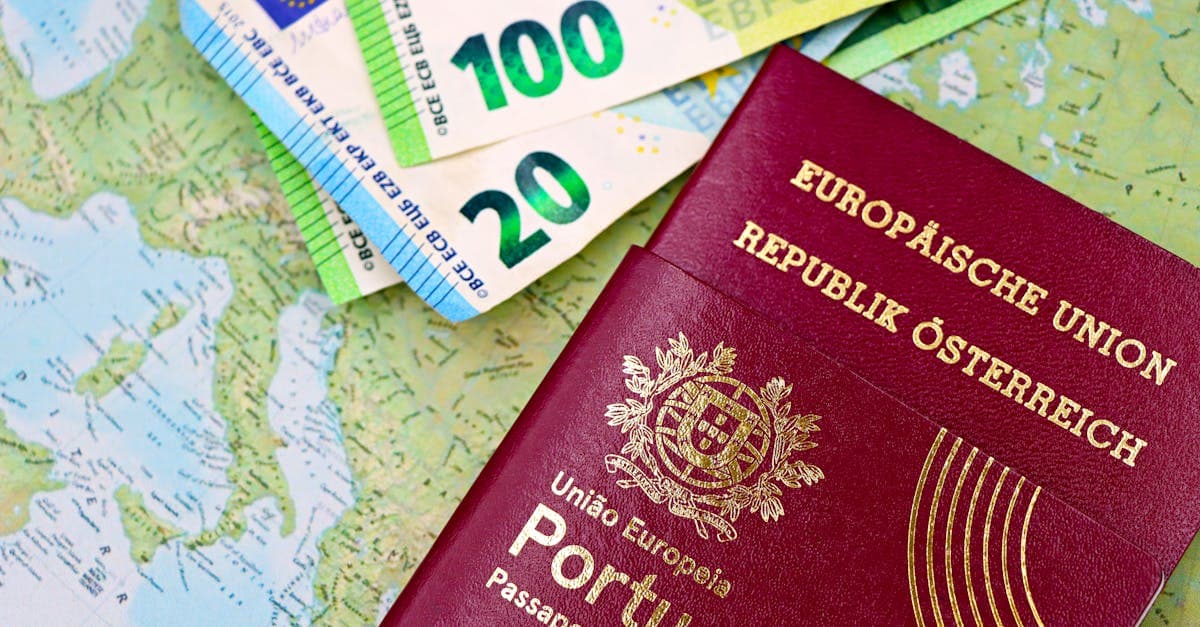 Pasaportes europeos con billetes de euro para tramitar el visado antes de viajar a Tailandia desde España en 2026
