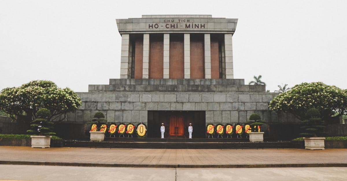 Lăng Chủ tịch Hồ Chí Minh tại Hà Nội với đội danh dự và vòng hoa trang trọng phía trước.