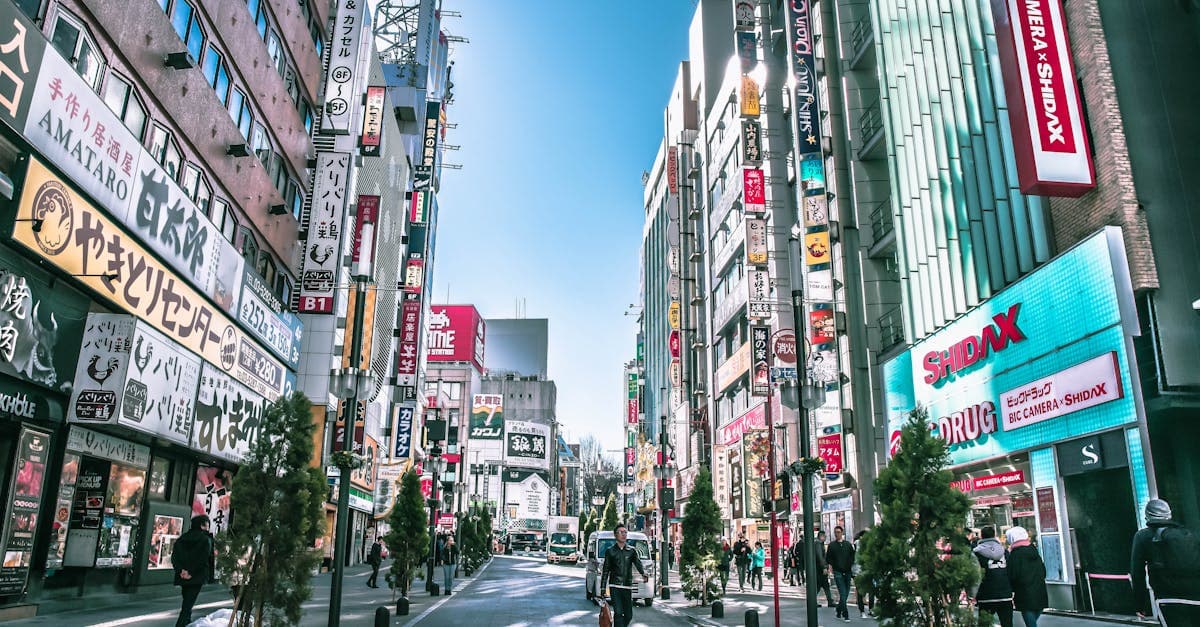 ถนนในโตเกียวคึกคักเต็มไปด้วยผู้คนและป้ายสีสัน เชื่อมต่อได้ทันทีด้วย eSIM ญี่ปุ่น