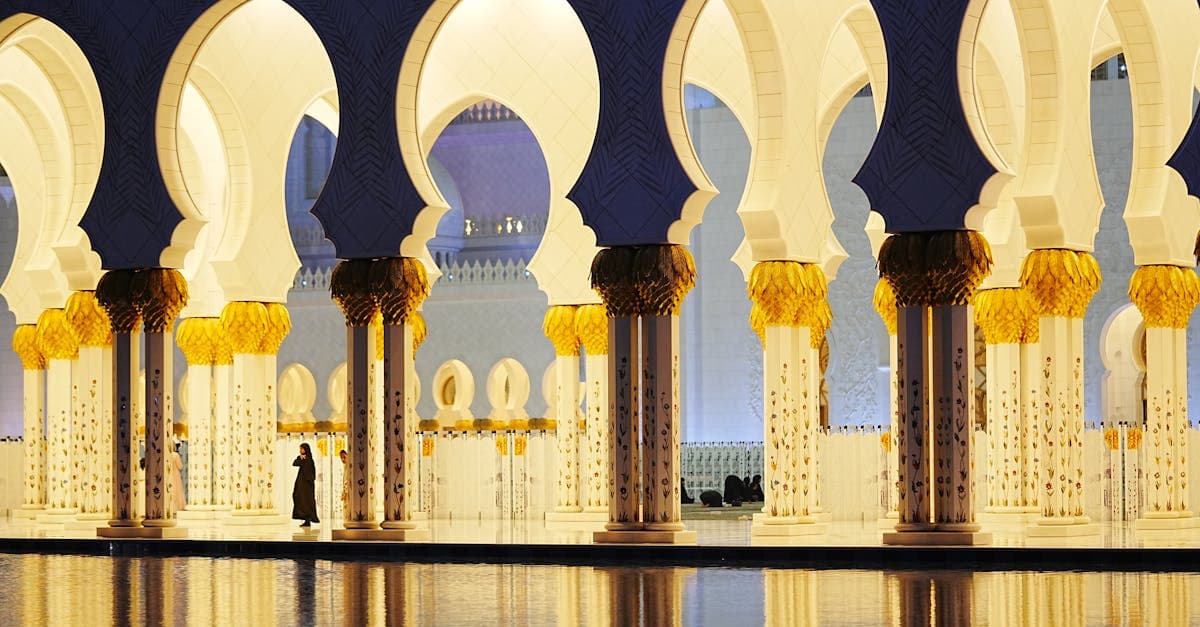 أقواس مسجد الشيخ زايد في أبوظبي تعكس أرخص الوجهات الدولية للمسافر الإماراتي