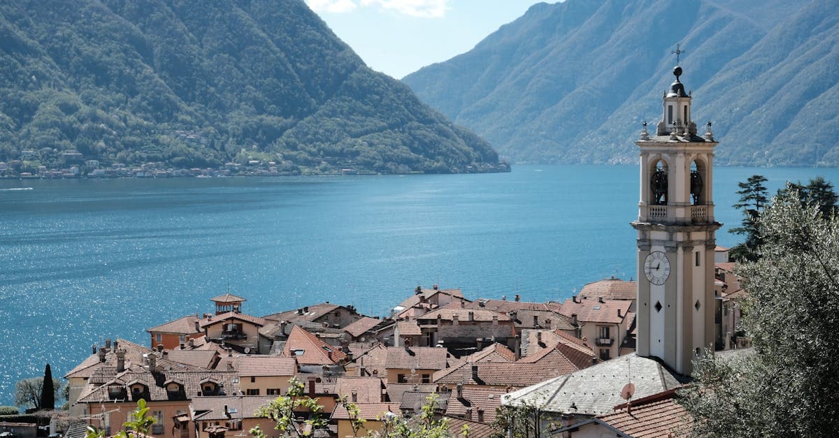 Vista sul Lago di Como dal villaggio con campanile imponente, punto di partenza per lavorare all'estero