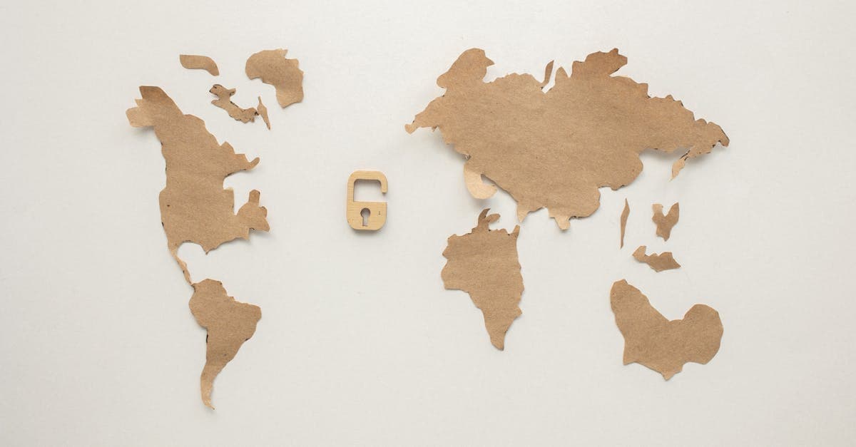 แผนที่โลกและกุญแจล็อกบนพื้นขาว สัญลักษณ์ความคุ้มครองประกันการเดินทางสำหรับยุโรป ญี่ปุ่น และอเมริกา