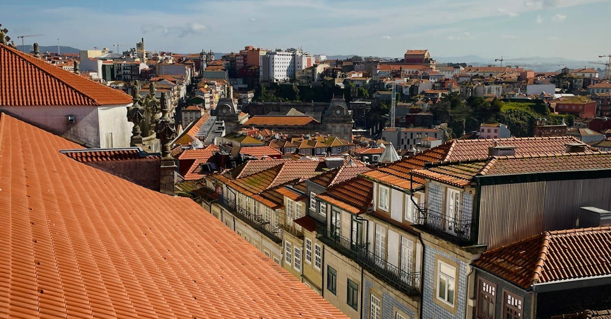 Vista aérea dos telhados históricos do Porto, Portugal, cidade coberta por planos de eSIM Europa