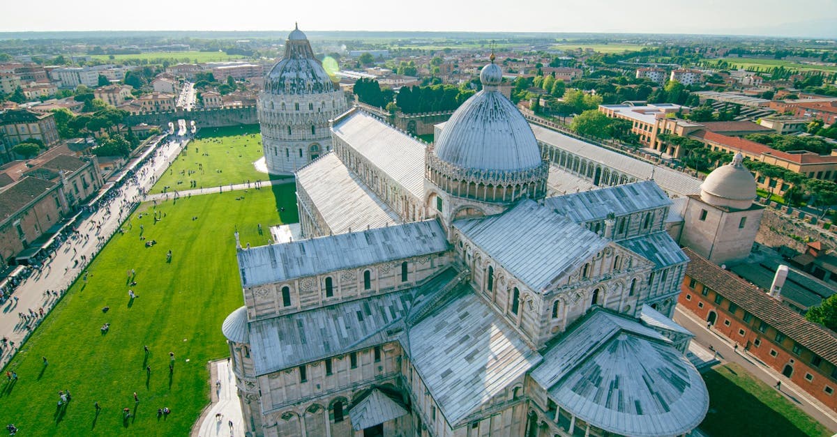 Pisa Dom und Baptisterium aus der Luft an sonnigem Tag