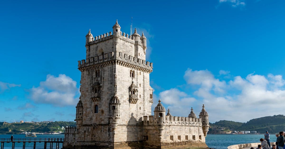 Torre de Belém contra o céu azul, passeio imperdível nos arredores de Lisboa