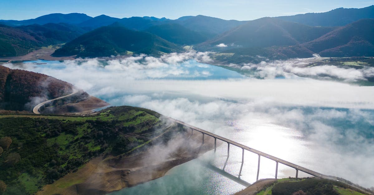 Vista aérea del embalse de Riaño con montañas, la mejor forma de volar y moverse barato por Europa
