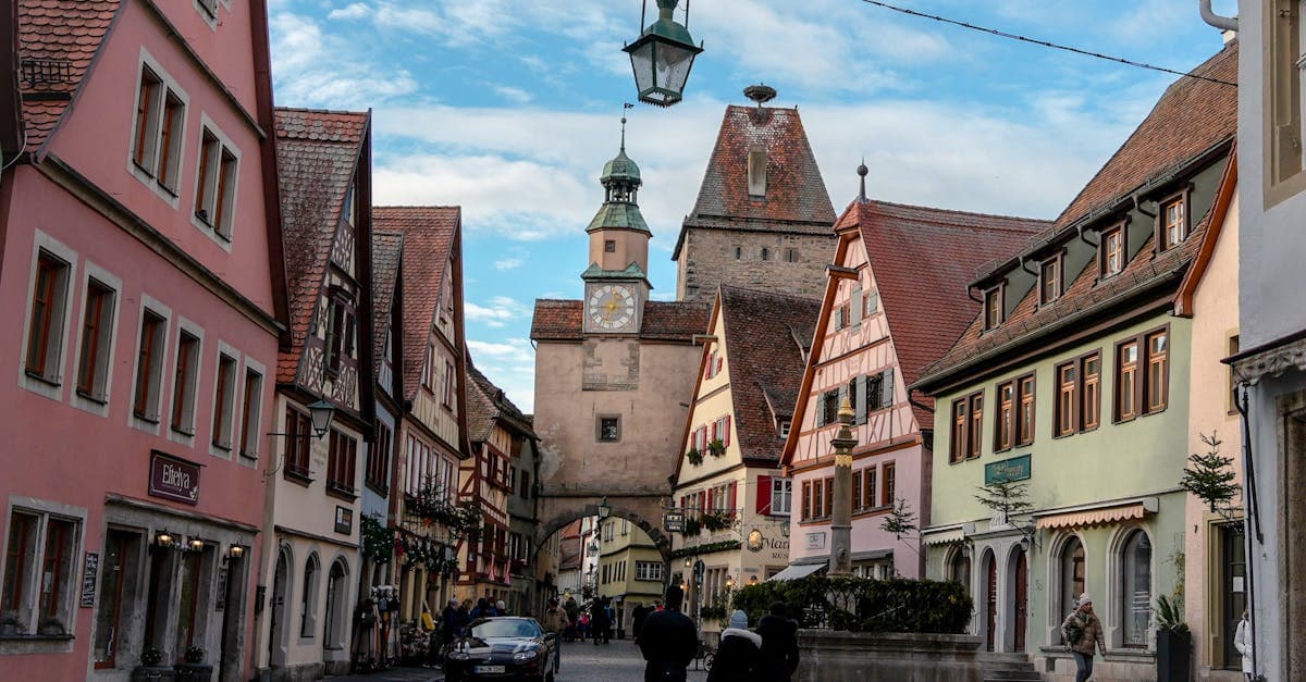 Historische Altstadt Rothenburg ob der Tauber mit gepflasterter Straße und Fachwerk-Architektur