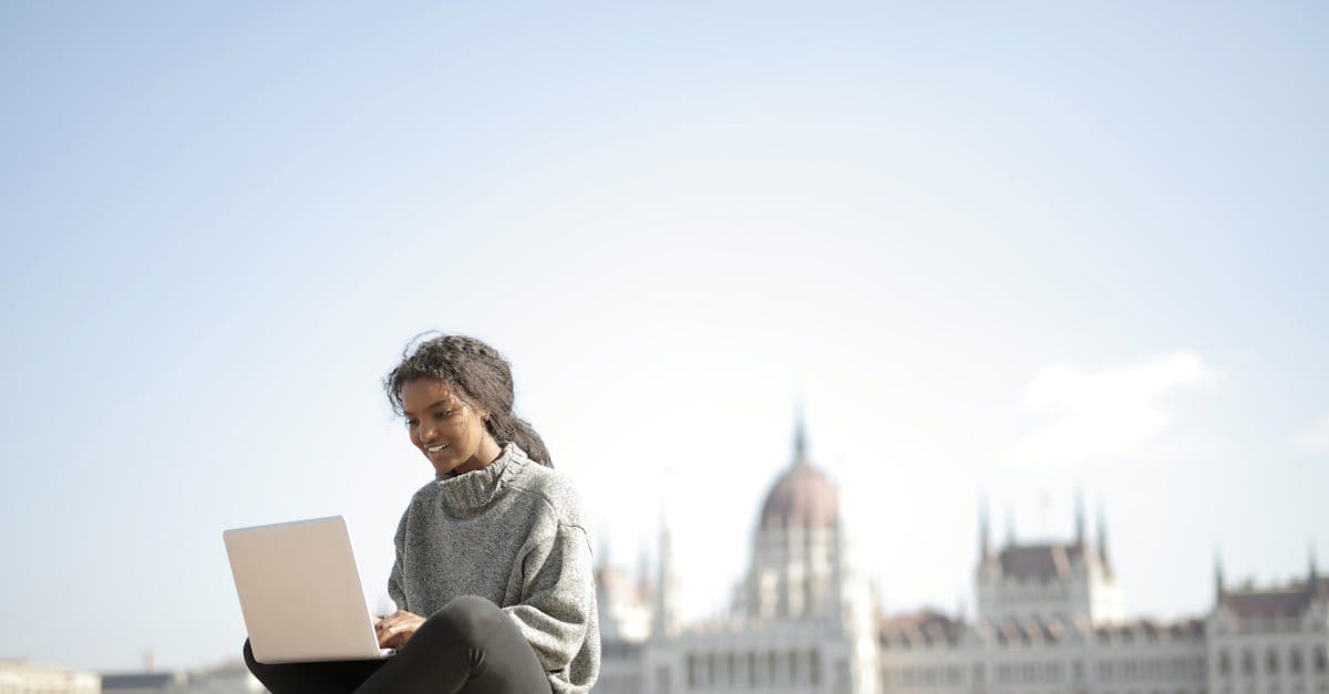 Internet za Granicą w 2026: Roaming w UE, eSIM i Lokalna Karta SIM