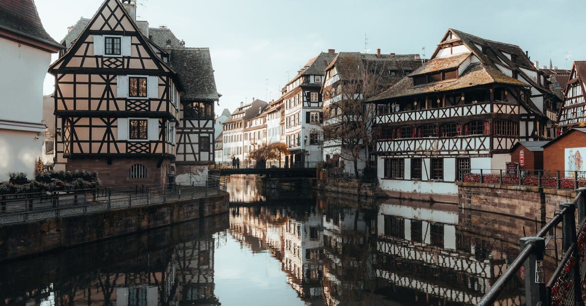 Maisons à colombages reflétées dans le canal de Strasbourg, destination économique pour un week-end en France