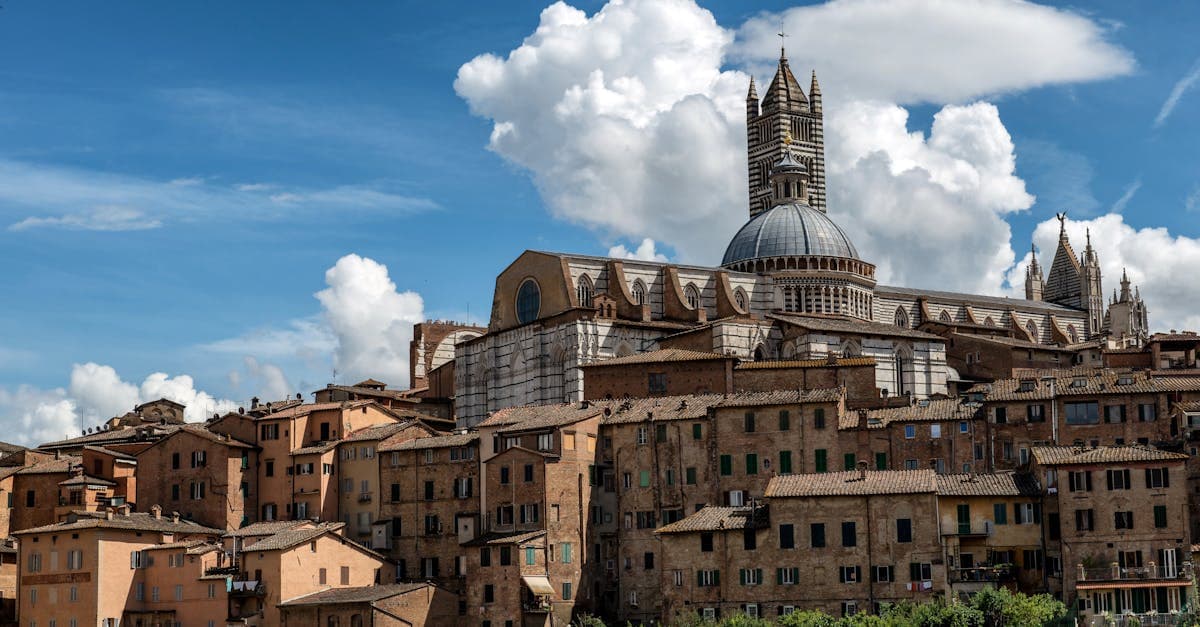 Siena Dom über historischer Stadtlandschaft unter strahlend blauem Himmel Toskana