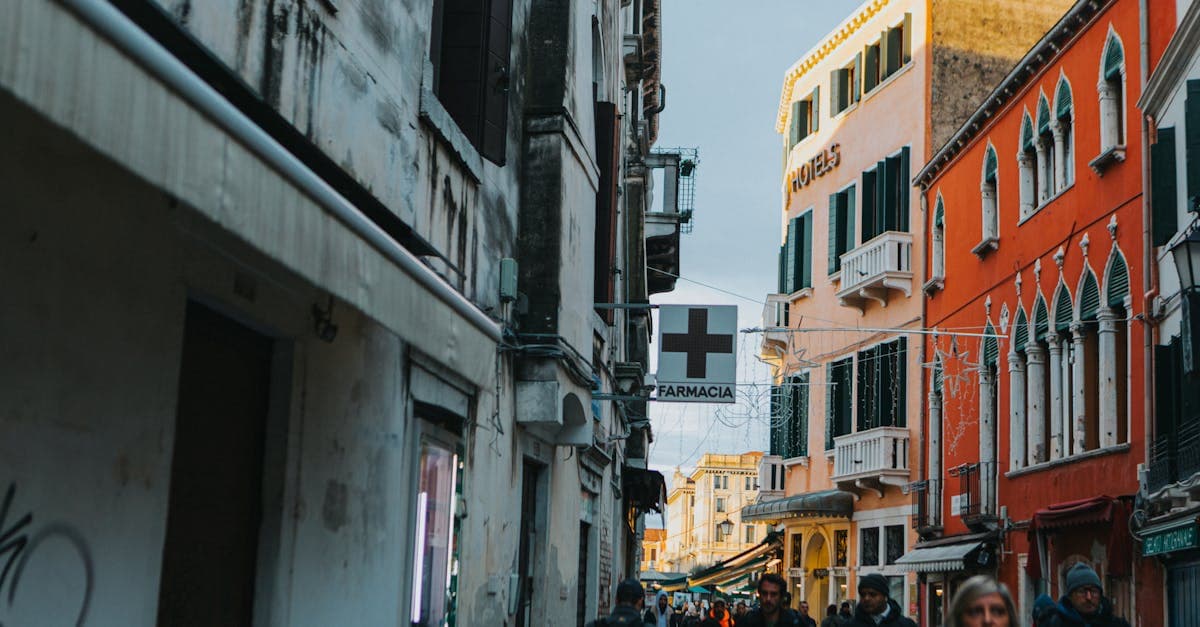 Vivace calle veneziana con architettura colorata: beauty case e documenti, essenziali tra cosa mettere in valigia