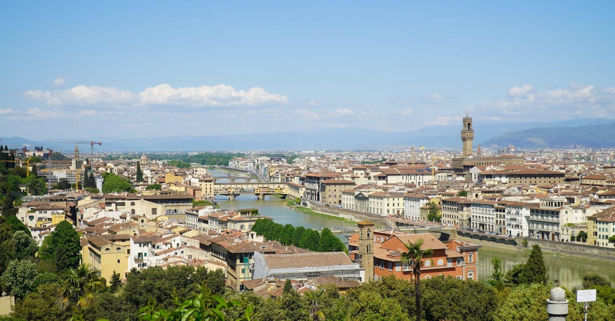 Firenze con la sua architettura storica, il verde lussureggiante e il fiume Arno: il periodo migliore per visitare