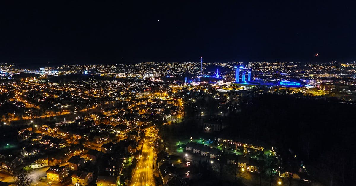 Flygvy över det upplysta Gullbergsvass i Göteborg på natten – håll kontakten med travel eSIM