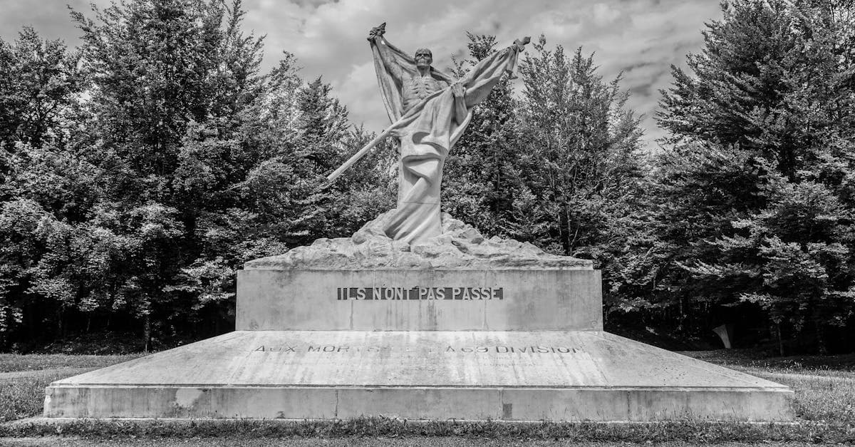 Monumento storico in bianco e nero, simbolo delle destinazioni convenienti nei Balcani e nel Caucaso