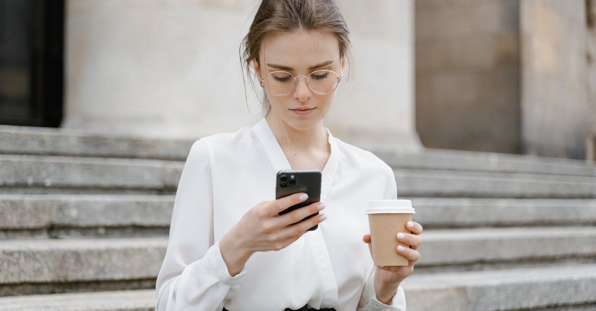 Junge Frau richtet ihre Japan-eSIM ein und genießt dabei ihren Kaffee im Freien.