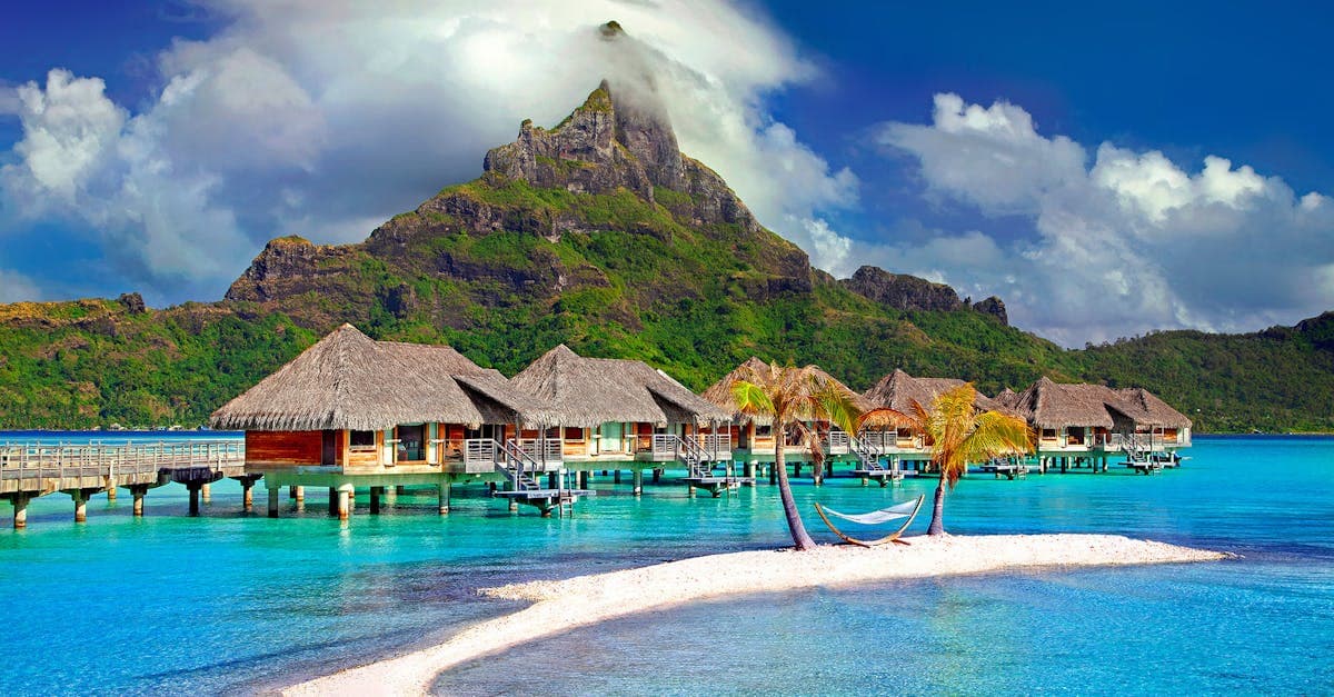 Overwater bungalows en bergtoppen op Bora Bora, een van de mooiste goedkope vakantie bestemmingen buiten Europa.