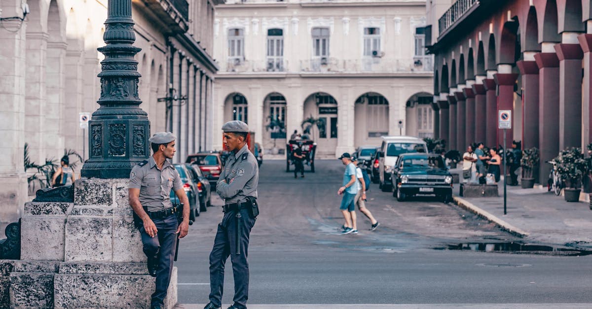 Policiers en conversation dans une rue historique de La Havane, conseils pratiques pour voyager à Cuba depuis le Canada