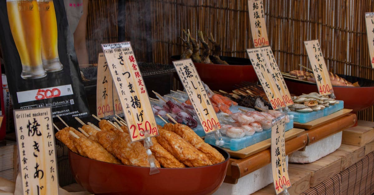 Barraca de mercado de rua japonês com frutos do mar gralhados, exemplo do que comer no japão além dos restaurantes.