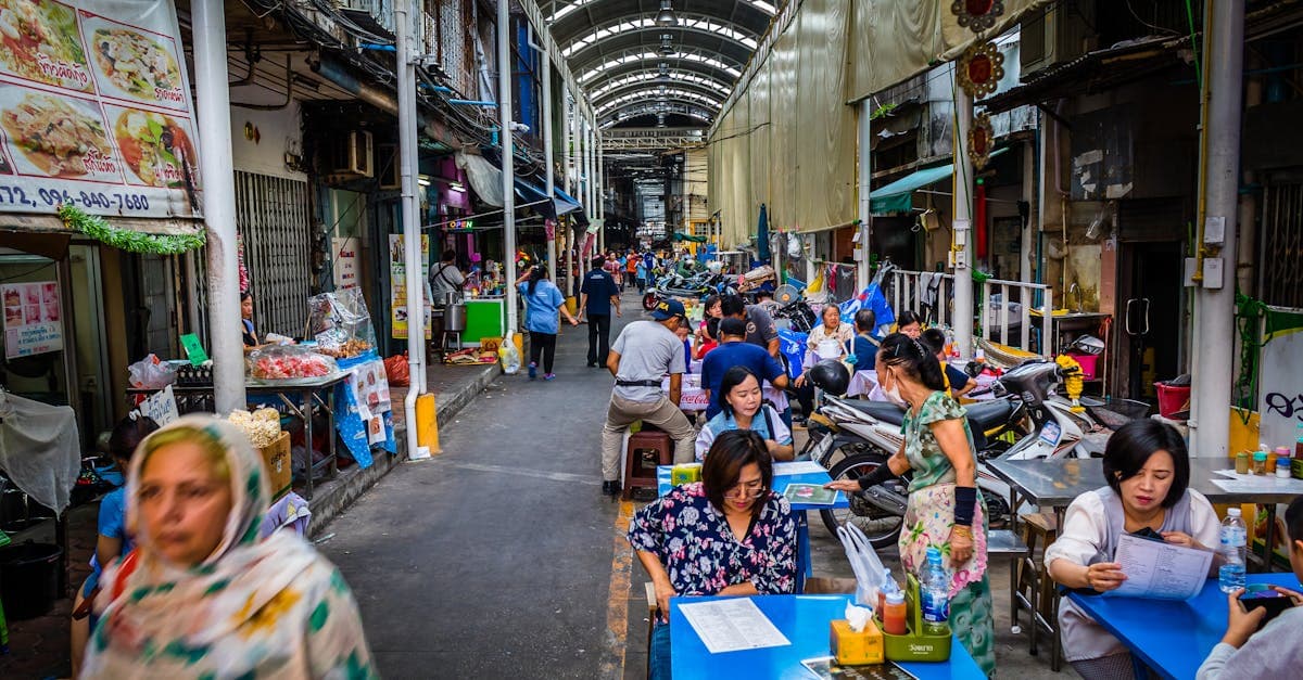 ตลาดอาหารริมทางในกรุงเทพฯ แหล่งรวมเมนูราคาประหยัดสำหรับนักท่องเที่ยวที่สำรวจ street food bangkok thailand