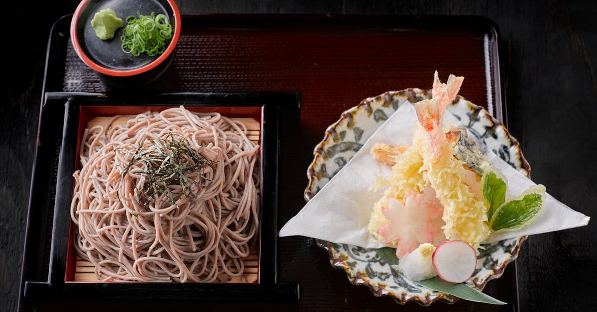 Prato tradicional japonês com macarrão soba e tempurá crocante, dois clássicos entre o que comer no japão.