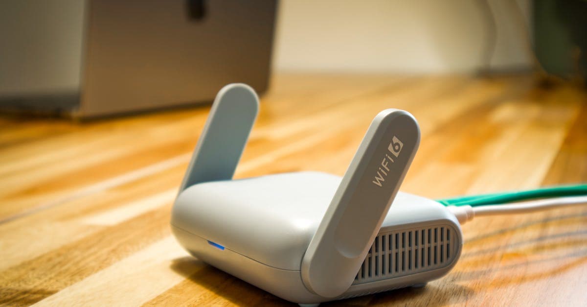 Routeur wifi portable compact avec antennes posé sur un bureau en bois pour voyager connecté partout