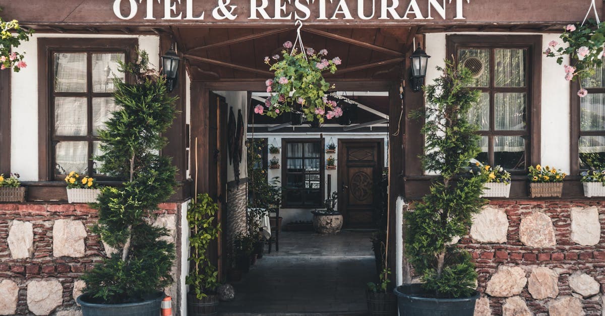 Amasya'da Asya yemekleri sunan restoranın etkileyici girişi görkemli bitkiler ve çiçekler ile
