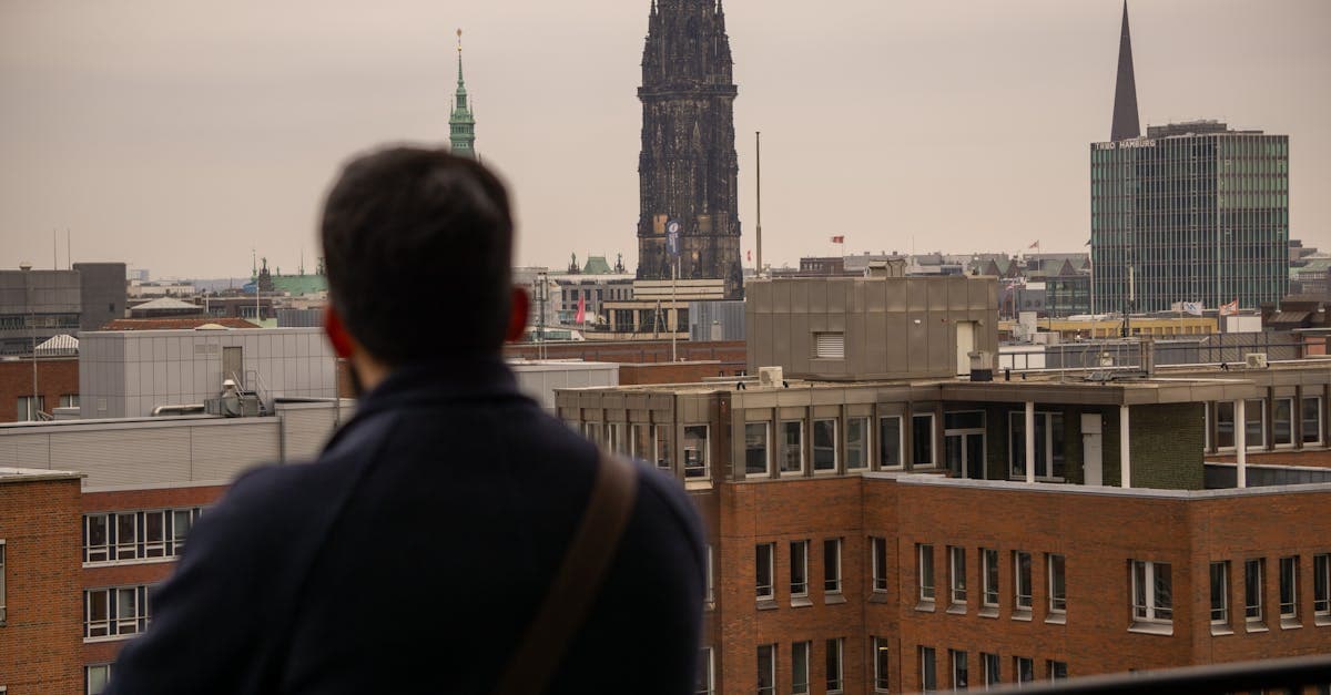 Reisende beim Alleinreisen bewundert Hamburgs St. Nikolai Kirche und beeindruckende Hafensilhouette