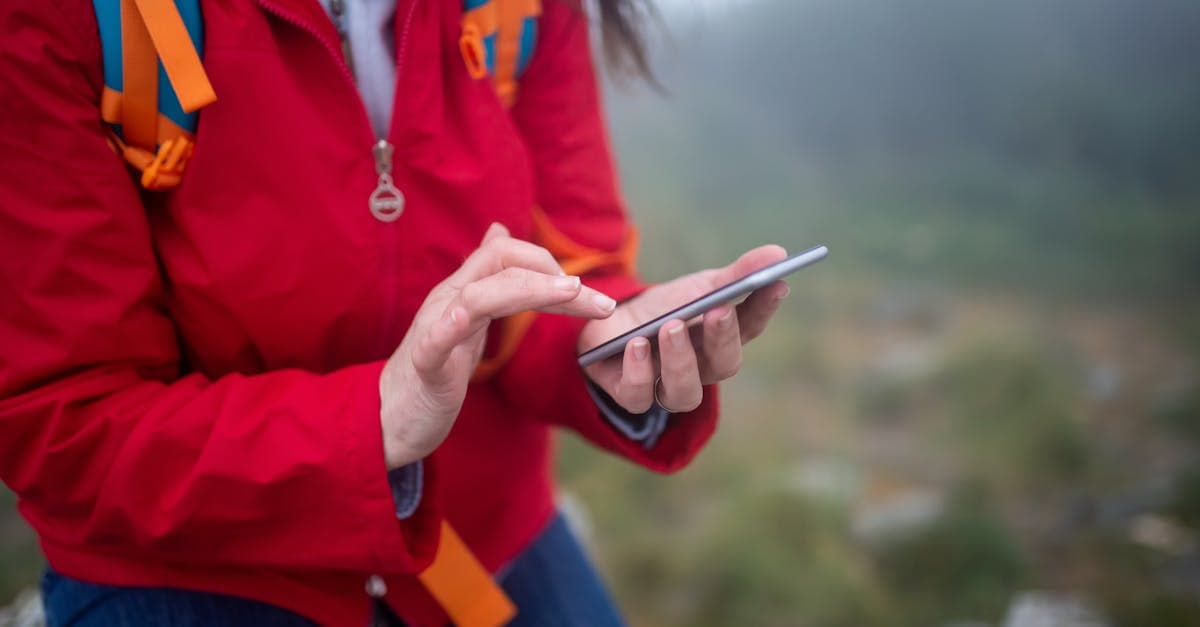 Turysta w Portugalii używający smartfona — esim jak działa na urządzeniach obsługujących eSIM w 2026