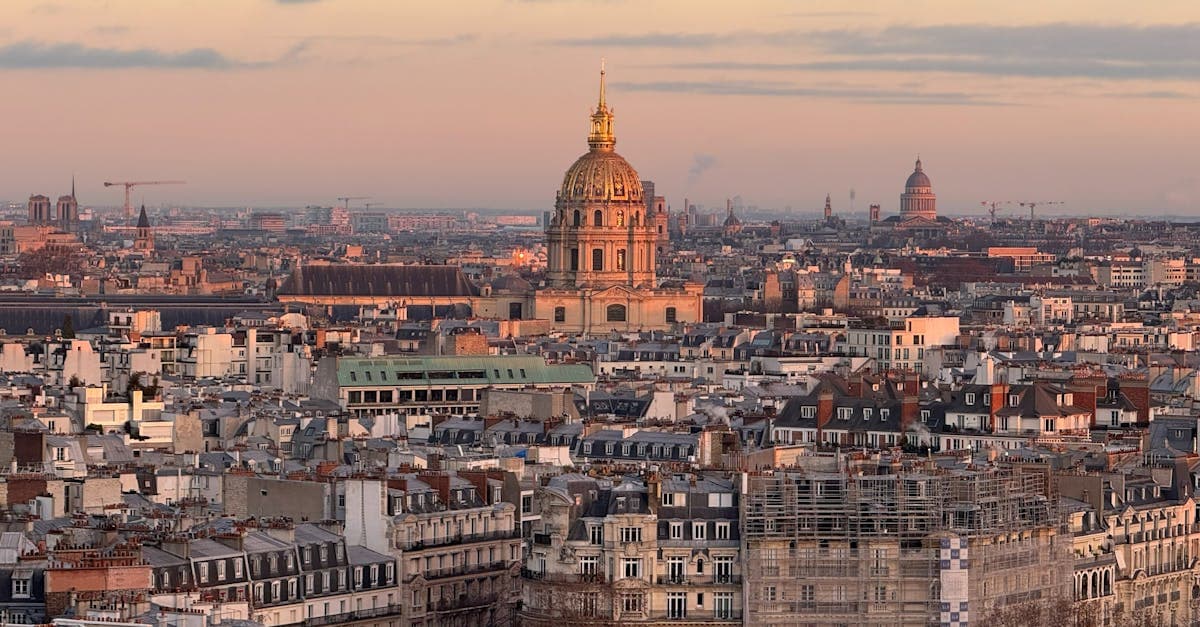 Vue aérienne de Paris illustrant les meilleures europe sim card pour rester connecté en voyage
