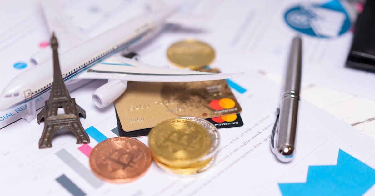 クレジットカード、暗号資産、飛行機モデルが配置された国際ローミング料金比較の概念画像