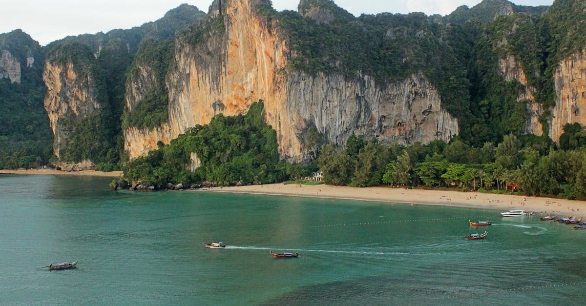 หน้าผาหินปูนและน้ำทะเลสีเทอร์ควอยซ์อ่าวนางจากมุมสูง เปรียบเทียบกับไร่เลย์ things to do ao nang